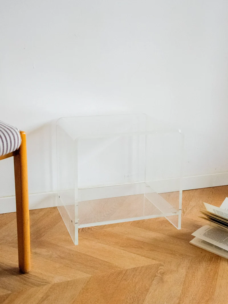 Hanna, la table d'appoint en plexiglass N°799