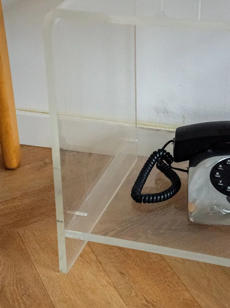 Hanna, la table d'appoint en plexiglass N°799