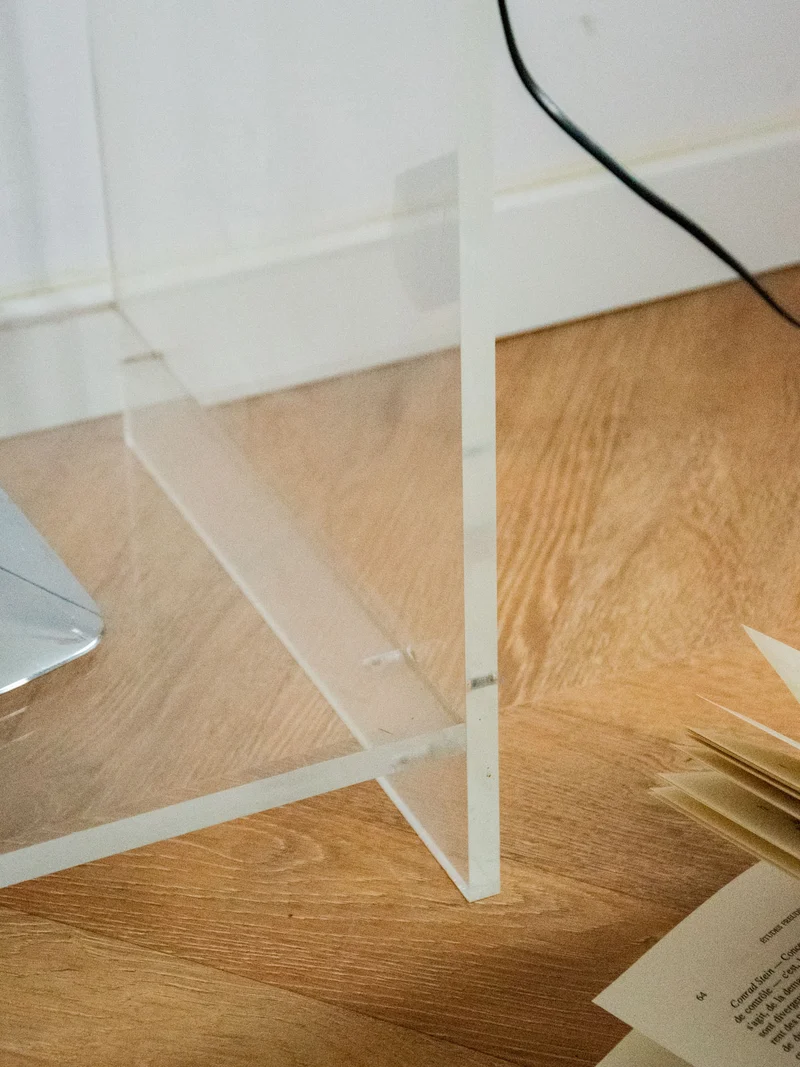 Hanna, la table d'appoint en plexiglass N°799