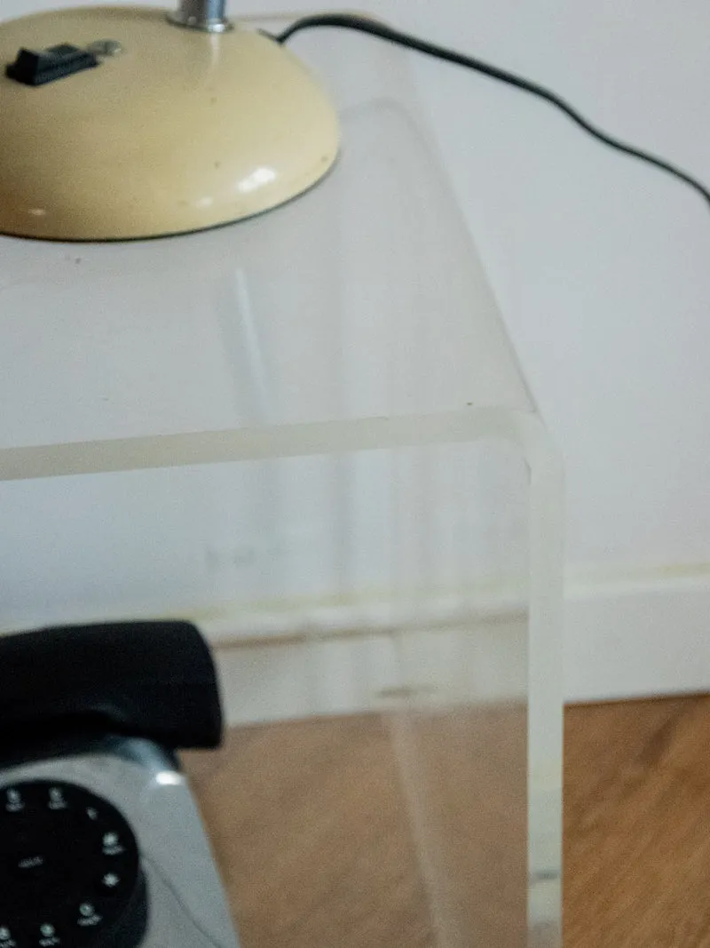 Hanna, la table d'appoint en plexiglass N°799