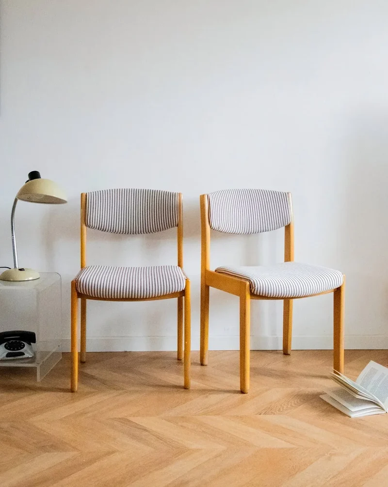 Alma, la paire de chaises en bois rayées N°1237