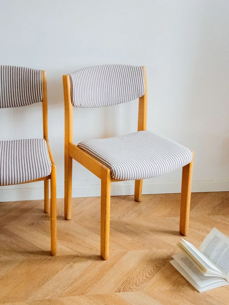 Alma, la paire de chaises en bois rayées N°1237