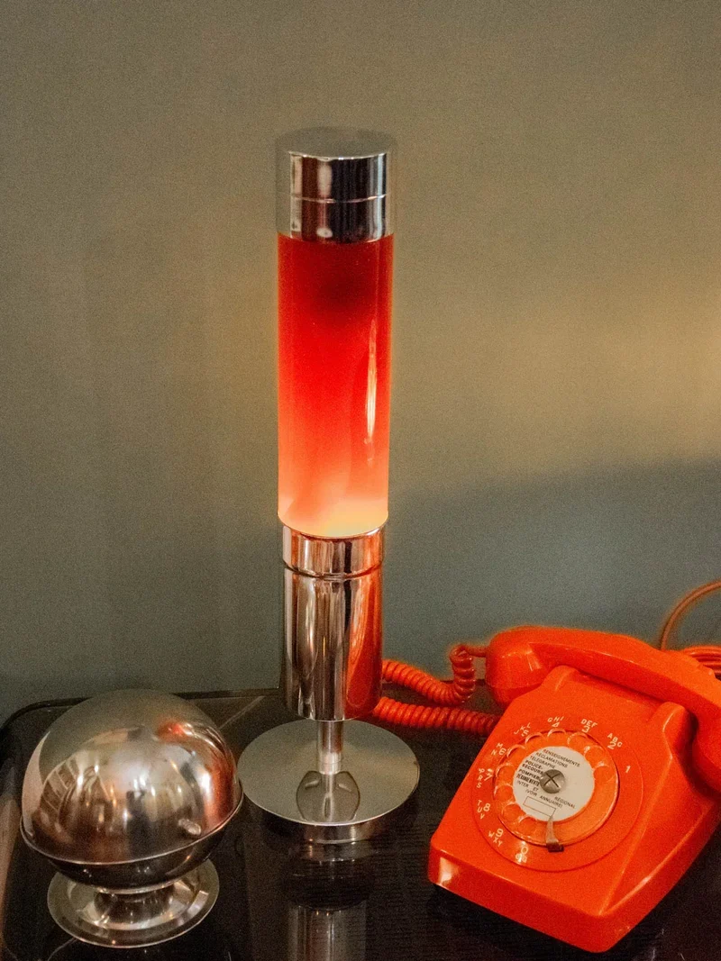 Julia, la lampe à lave seventies chromée N°650