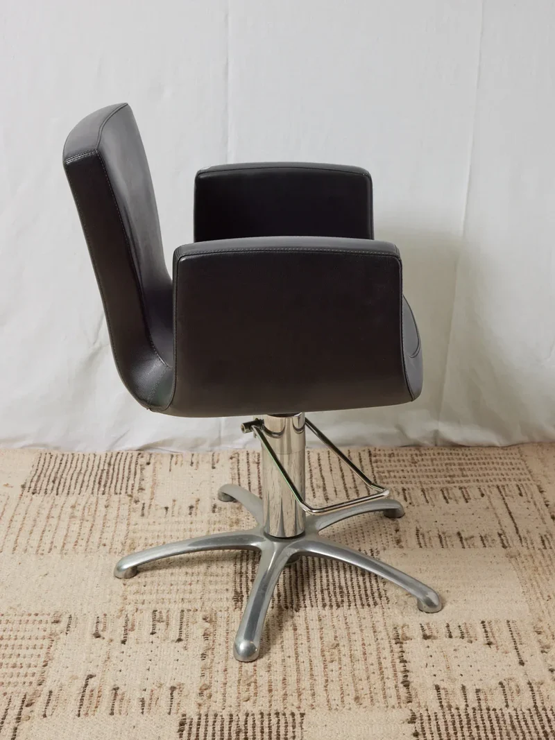 Jakob, le fauteuil de coiffeur en cuir N°748