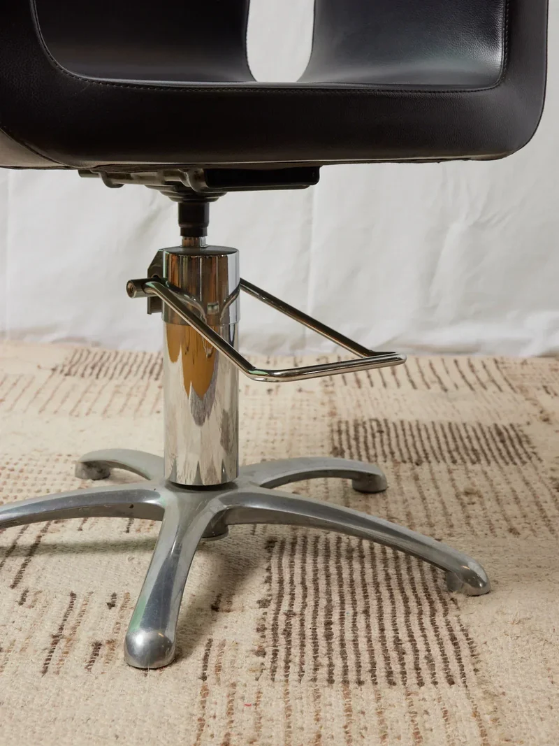 Jakob, le fauteuil de coiffeur en cuir N°748