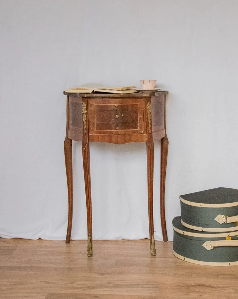 Odile, la table de chevet en bois N°649