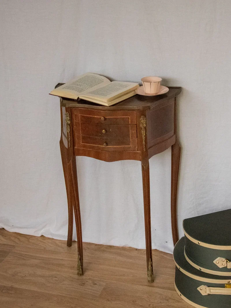 Odile, la table de chevet en bois N°649
