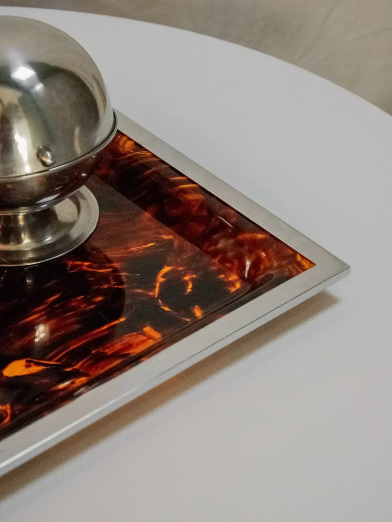 Marcel, le plateau en lucite N°142