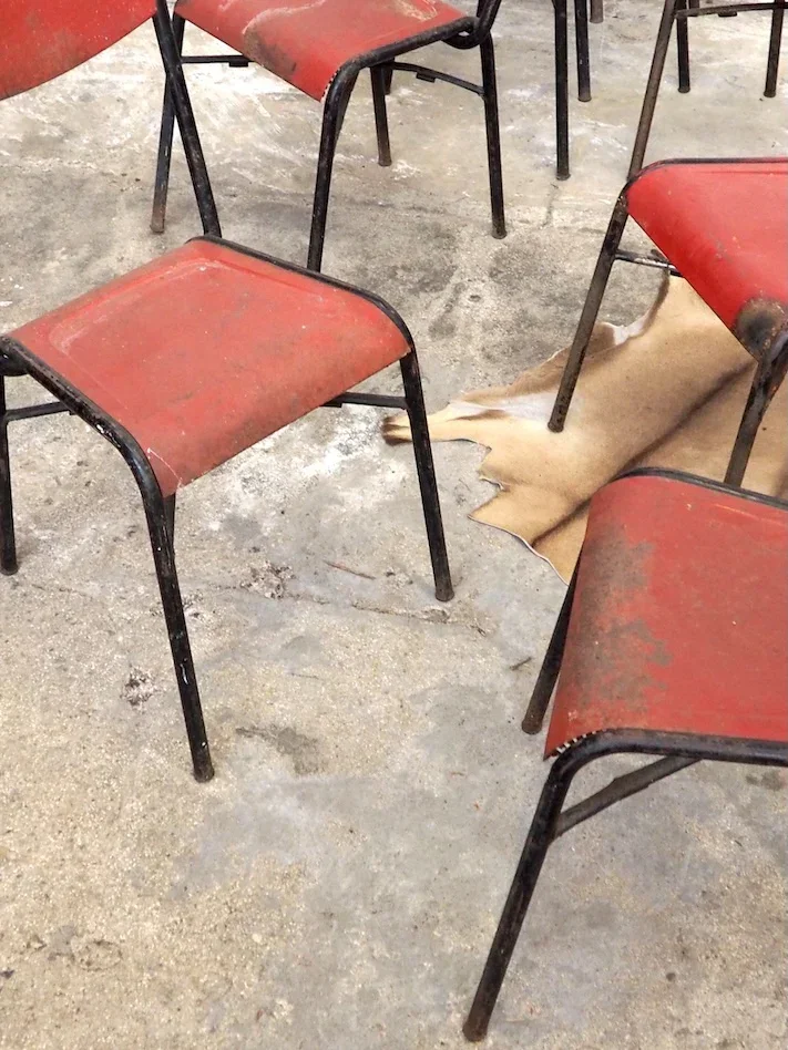 Claude, le lot de 9 chaises patinées N°1024
