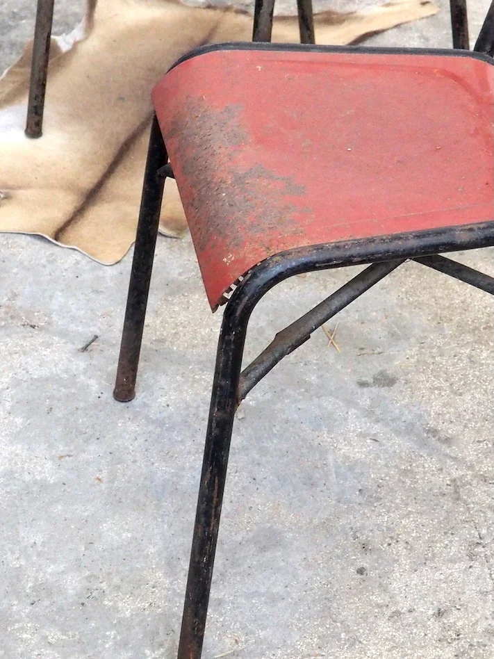 Claude, le lot de 9 chaises patinées N°1024