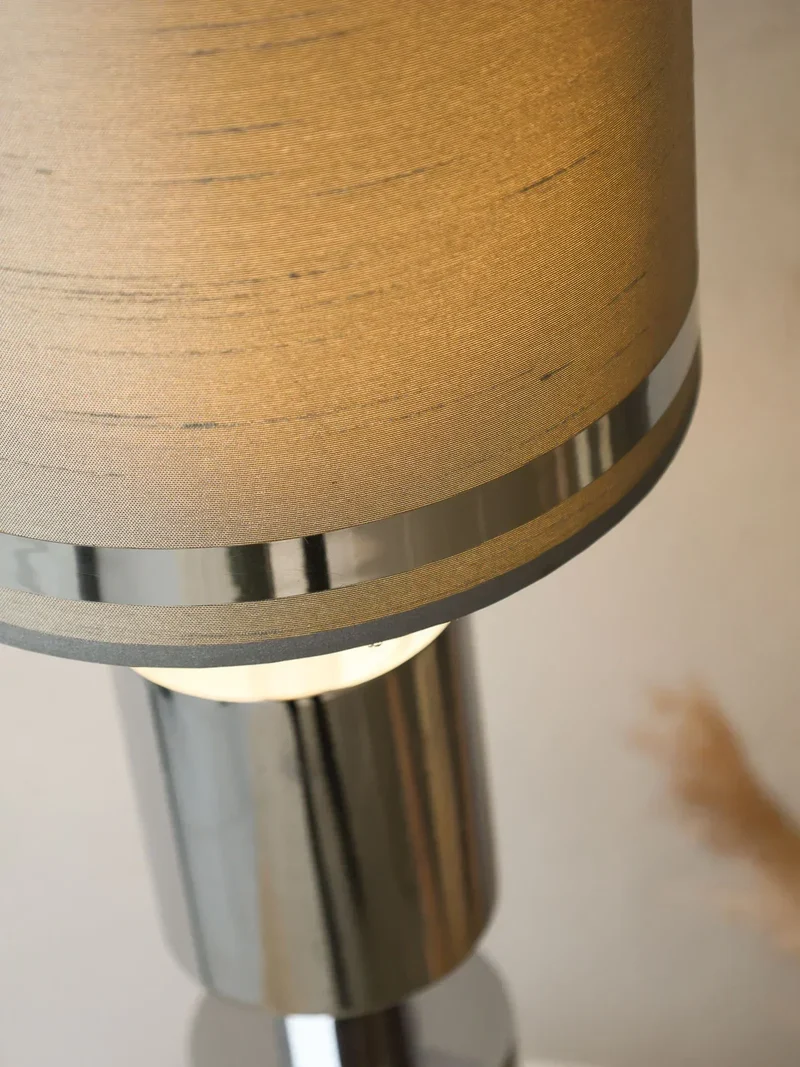 Julia, la lampe à poser chromée N°642