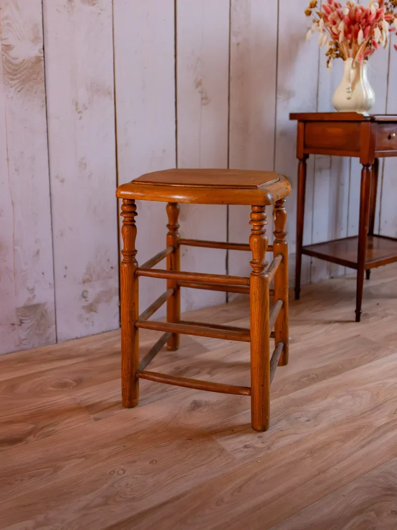 Regis, le tabouret en bois N°796