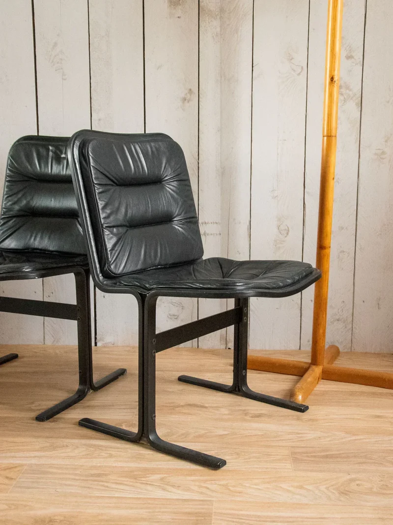Alma, la paire de chaises en cuir N°1116
