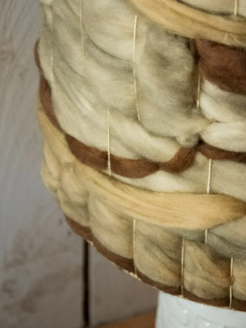 Julia, la lampe à poser en laine N°575