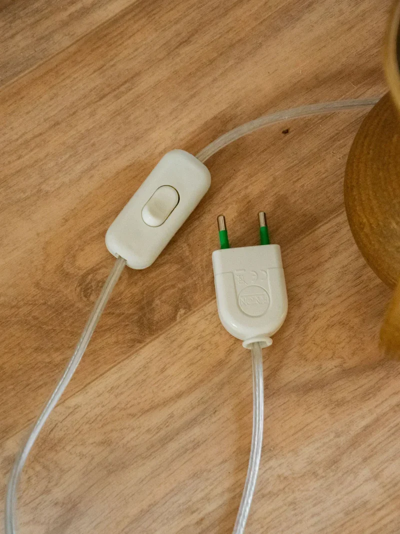 Julia, la lampe à poser en laine N°575