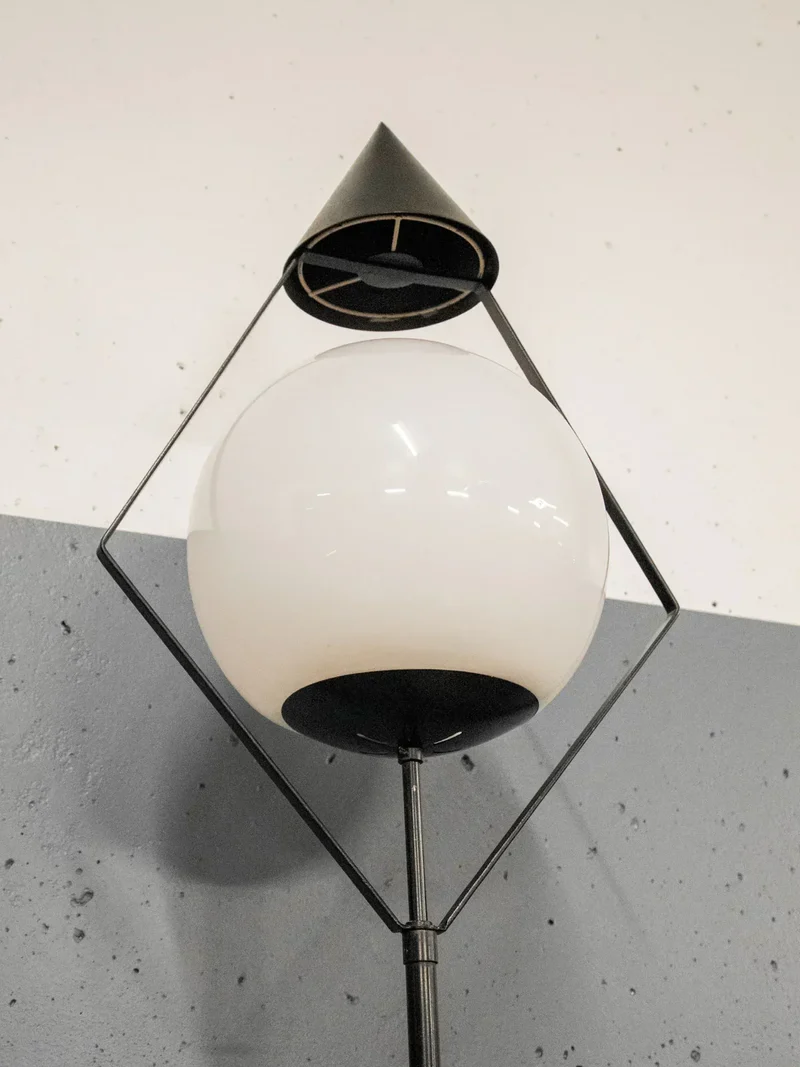 Julien, le lampadaire à globe en métal N°273