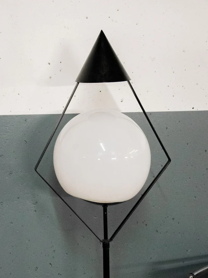 Julien, le lampadaire à globe en métal N°273