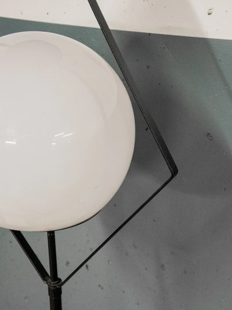 Julien, le lampadaire à globe en métal N°273