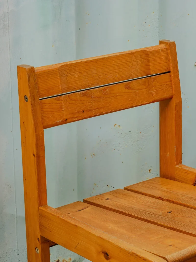 Claude, la chaise en bois N°853