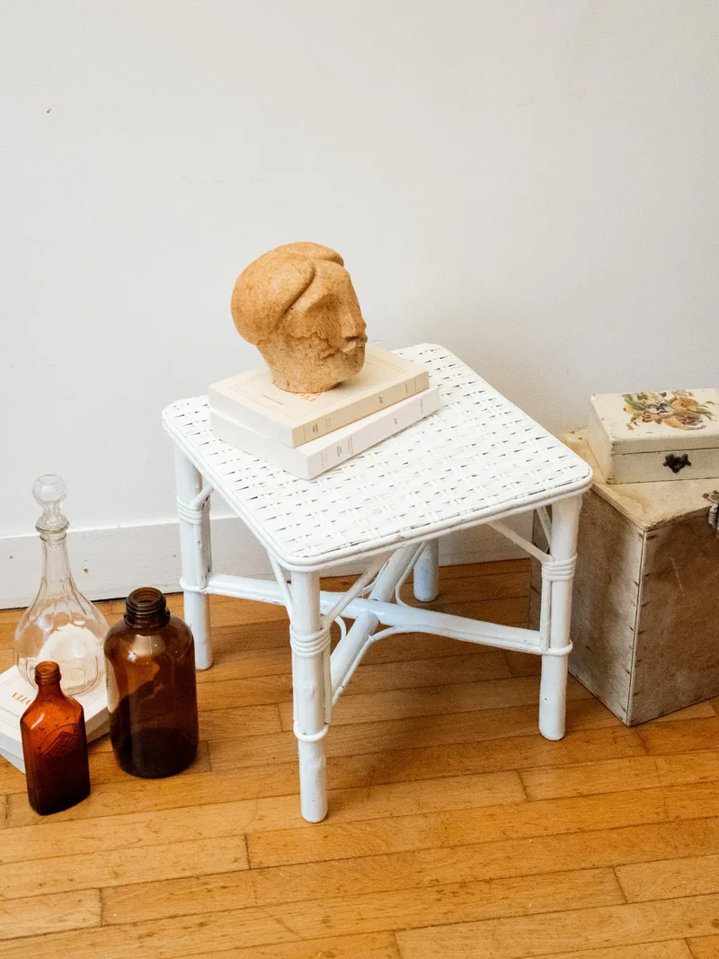 Francine, la table d'appoint blanche en rotin N°584