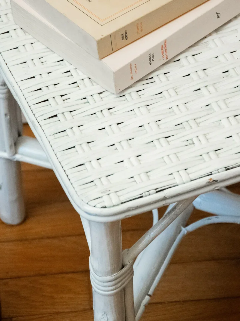 Francine, la table d'appoint blanche en rotin N°584