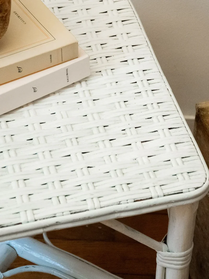Francine, la table d'appoint blanche en rotin N°584