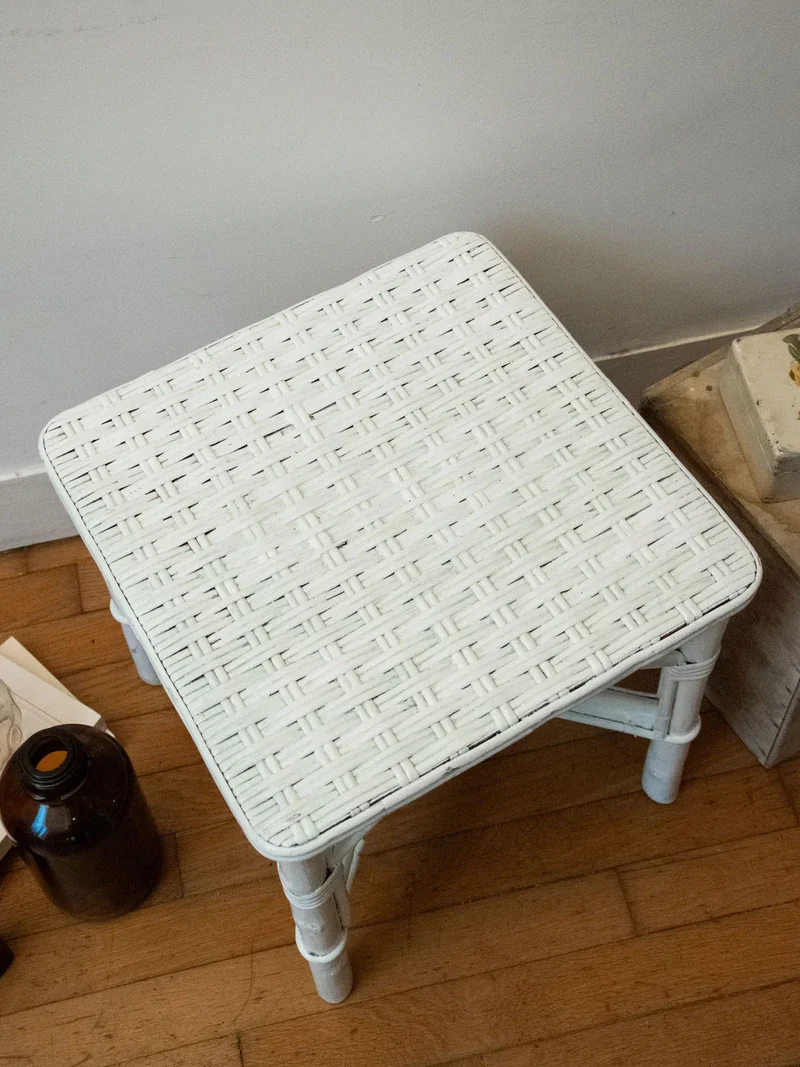 Francine, la table d'appoint blanche en rotin N°584