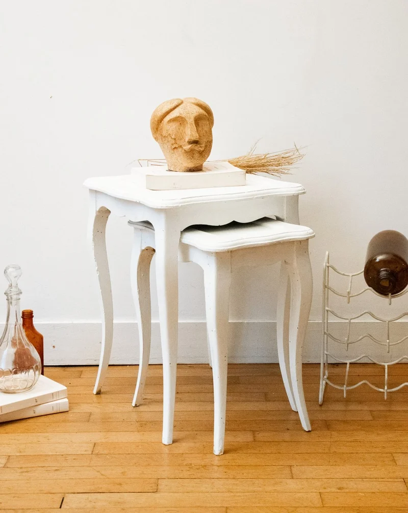 Barbara, les 2 tables gigognes blanches en bois N°111