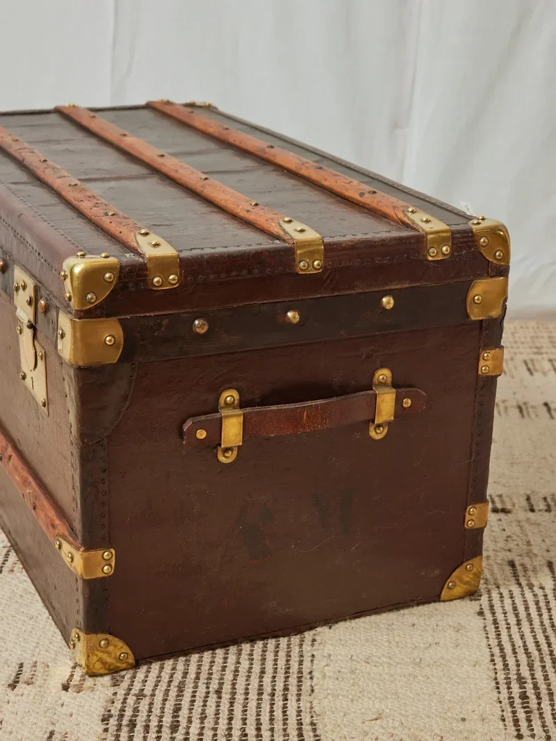 Lucienne, la grande malle en bois foncé et laiton N°238