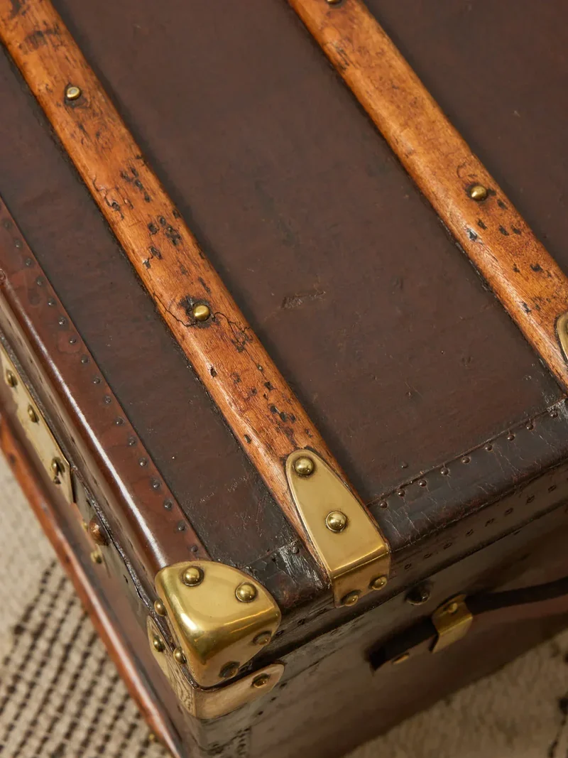 Lucienne, la grande malle en bois foncé et laiton N°238