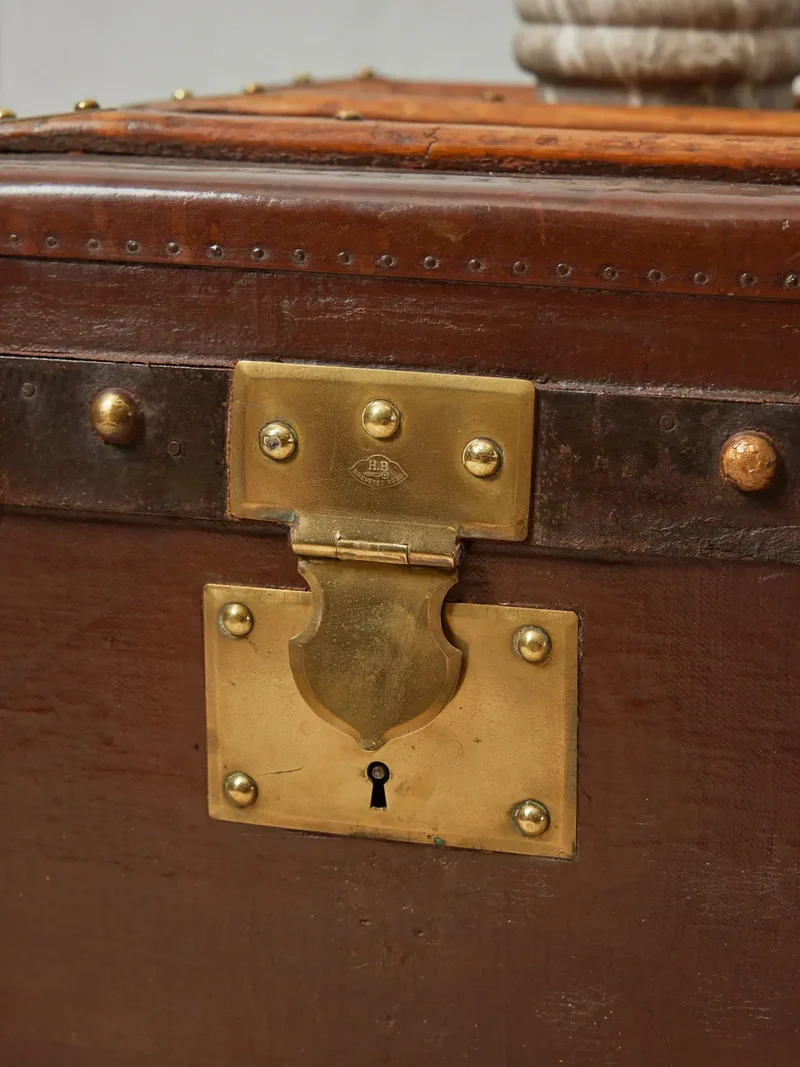 Lucienne, la grande malle en bois foncé et laiton N°238