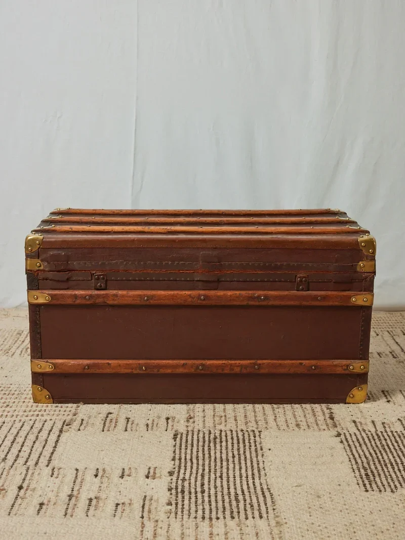 Lucienne, la grande malle en bois foncé et laiton N°238