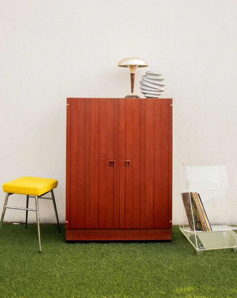 Magda, la petite armoire en teck N°144