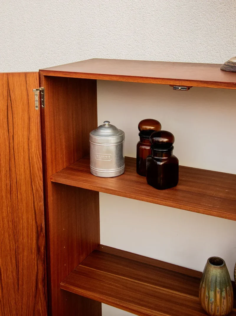 Magda, la petite armoire en teck N°144