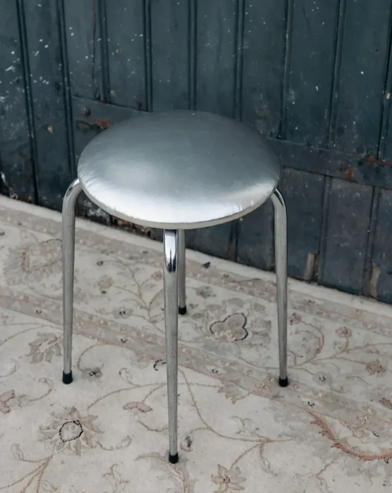 Axel, le tabouret argenté en cuir et métal N°563