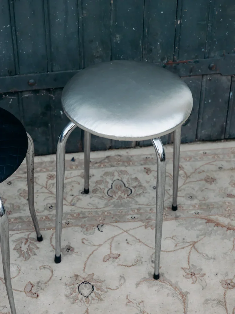 Axel, le tabouret argenté en cuir et métal N°563