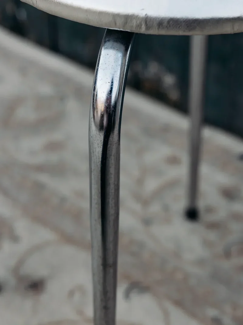 Axel, le tabouret argenté en cuir et métal N°563