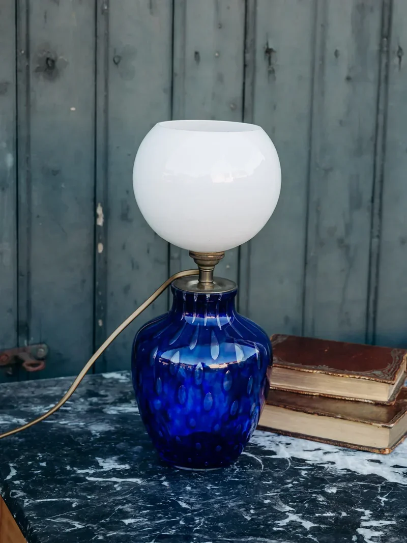 Julia, la lampe à poser bleue et blanche N°568
