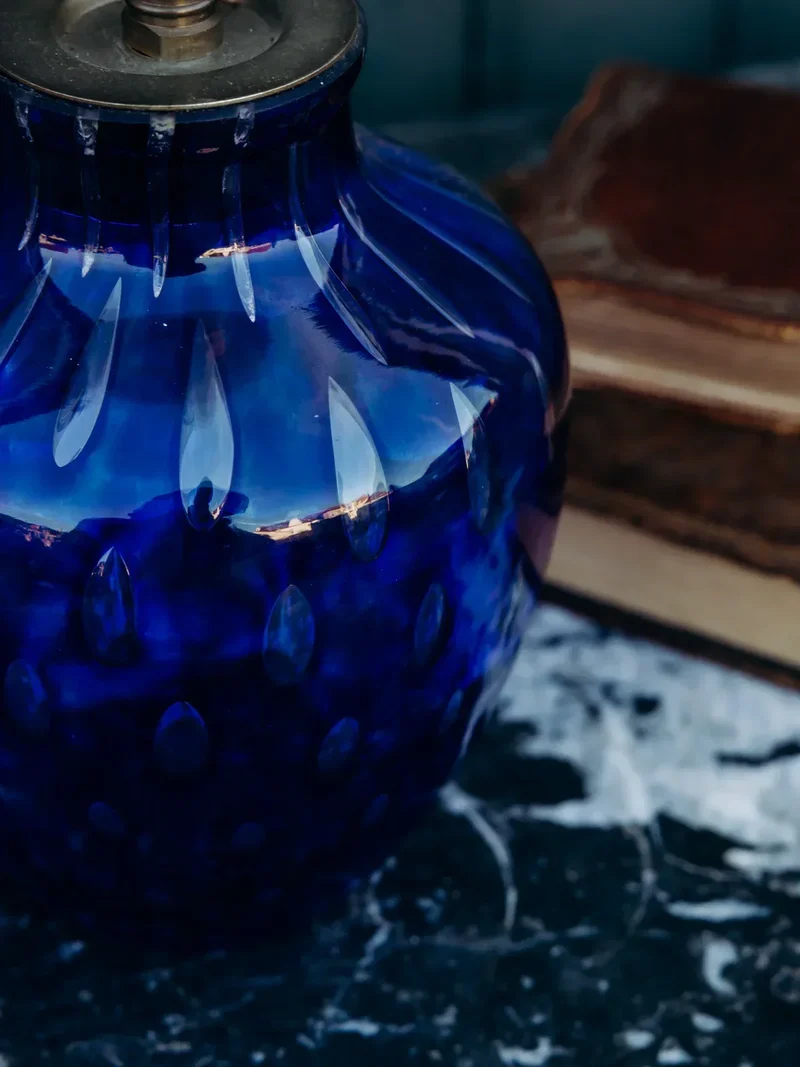 Julia, la lampe à poser bleue et blanche N°568