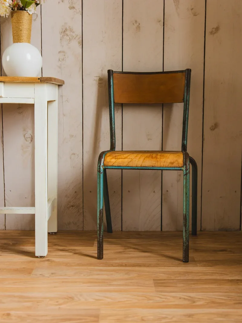 Claude, la chaise d'écolier en métal N°921