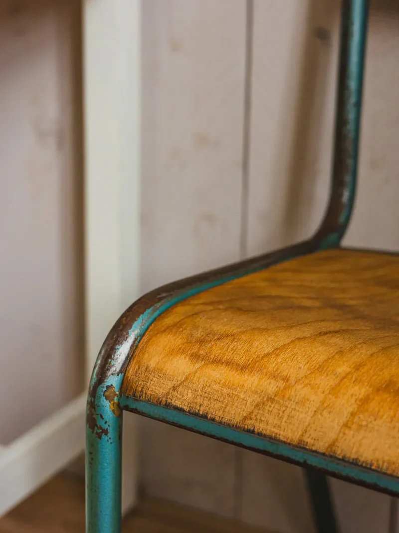 Claude, la chaise d'écolier en métal N°921