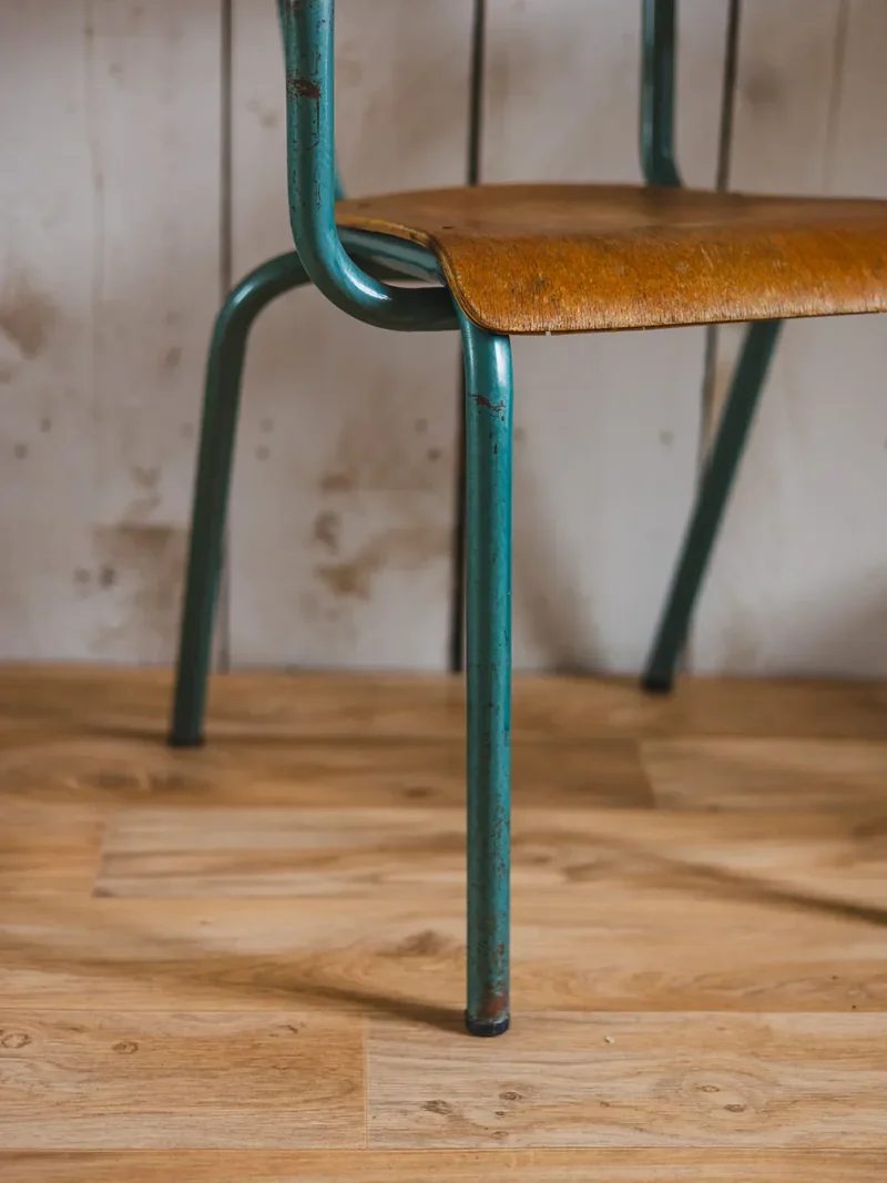 Claude, la chaise d'écolier en métal N°921