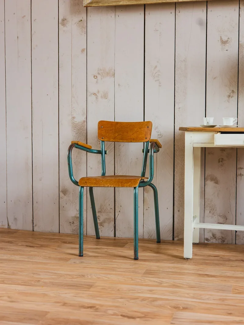 Claude, la chaise de directeur en métal N°920
