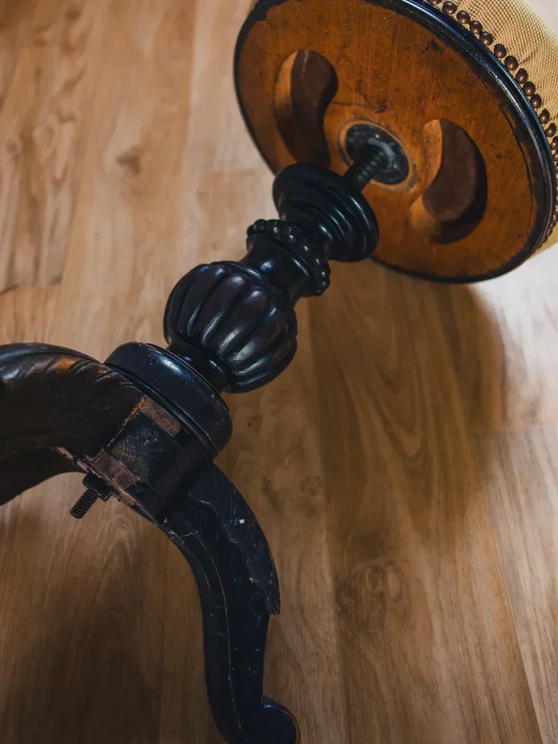 Regis, le tabouret réglable en bois N°792