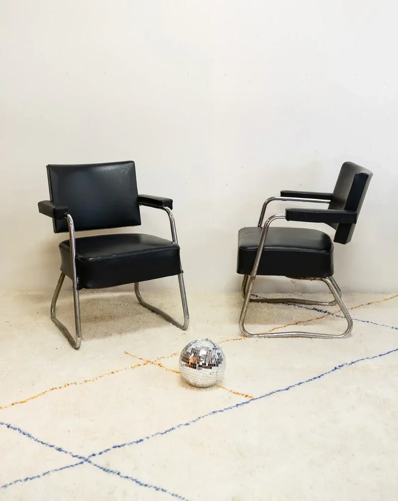 Jakob, la paire de fauteuils en cuir noir et chromés N°765