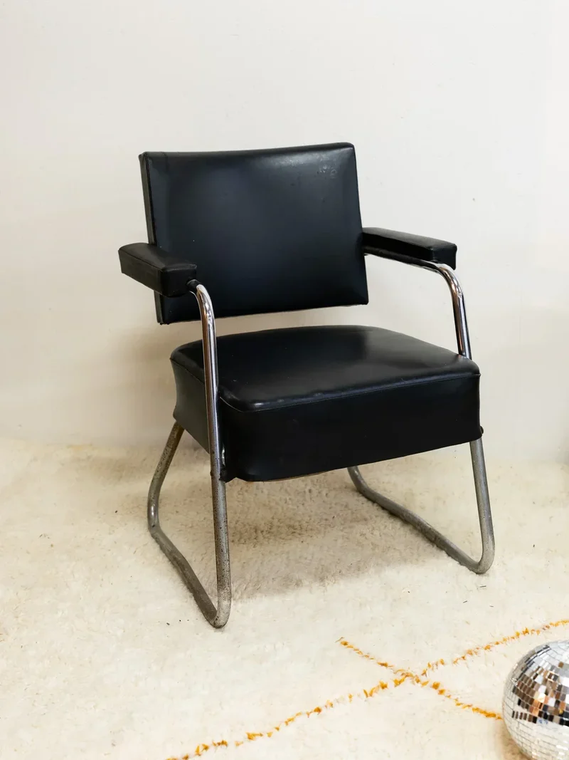 Jakob, la paire de fauteuils en cuir noir et chromés N°765