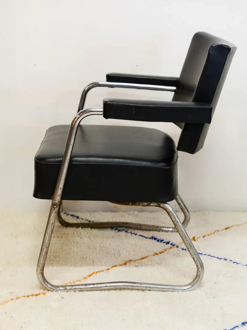 Jakob, la paire de fauteuils en cuir noir et chromés N°765