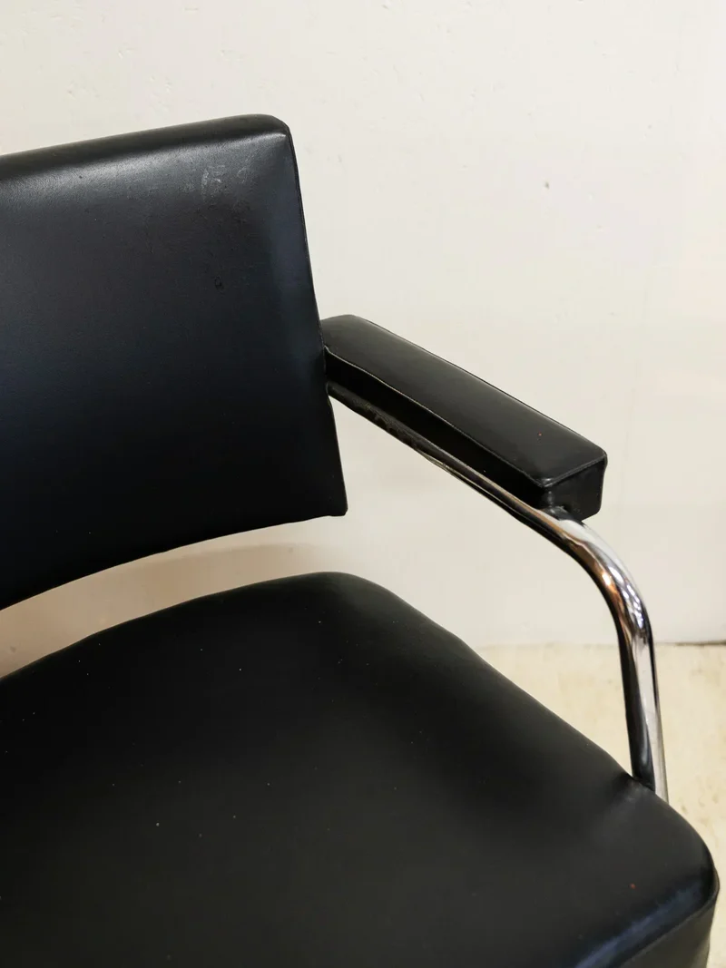 Jakob, la paire de fauteuils en cuir noir et chromés N°765