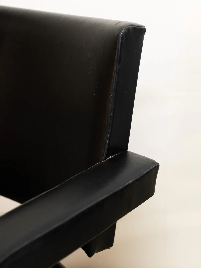 Jakob, la paire de fauteuils en cuir noir et chromés N°765