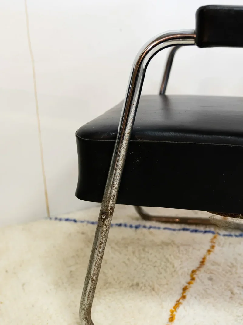 Jakob, la paire de fauteuils en cuir noir et chromés N°765
